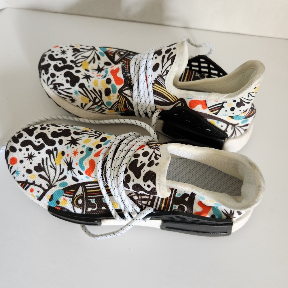 Women's abstract shoes, size 8
